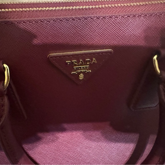 Prada Saffiano Galleria Double Zip Tote. Barely used. Like new Condition. - Picture 15 of 16